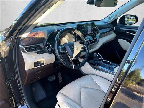 Used 2020 Toyota Highlander Limited image 14