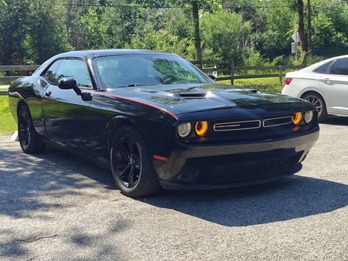 Used 2016 Dodge Challenger SXT RWD image 2