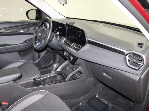 Used 2025 Chevrolet TrailBlazer LT w/ LT Cold Weather Package FWD image 27