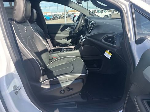 New 2026 Chrysler Pacifica Limited image 32