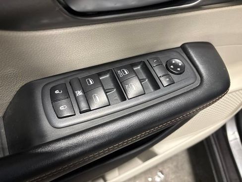 Used 2020 Chrysler Pacifica Touring-L FWD image 11