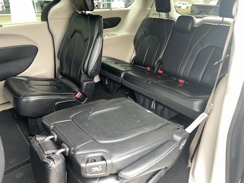 Used 2022 Chrysler Pacifica Touring-L image 21