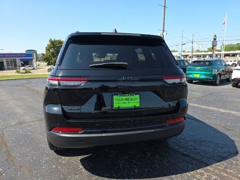 Used 2025 Jeep Grand Cherokee Altitude AWD/4WD image 5