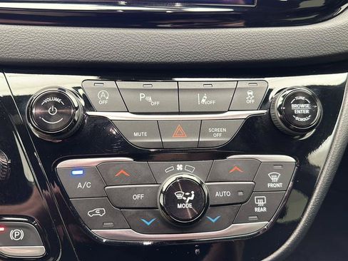 Used 2025 Chrysler Pacifica Select FWD image 19