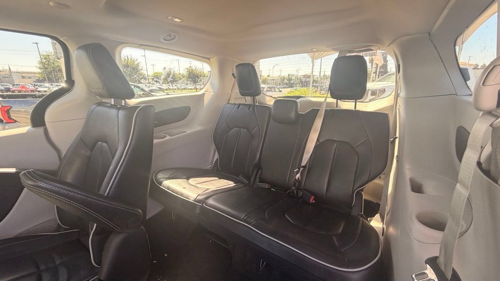 Used 2023 Chrysler Pacifica Limited FWD image 8