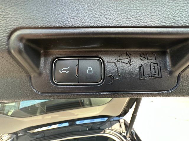 Used 2025 Ford Explorer Active AWD/4WD image 25