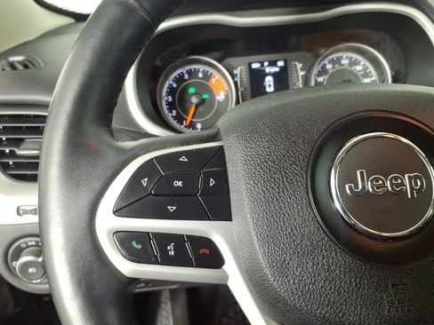 Used 2018 Jeep Cherokee Latitude Plus w/ Cold Weather Group AWD/4WD image 17