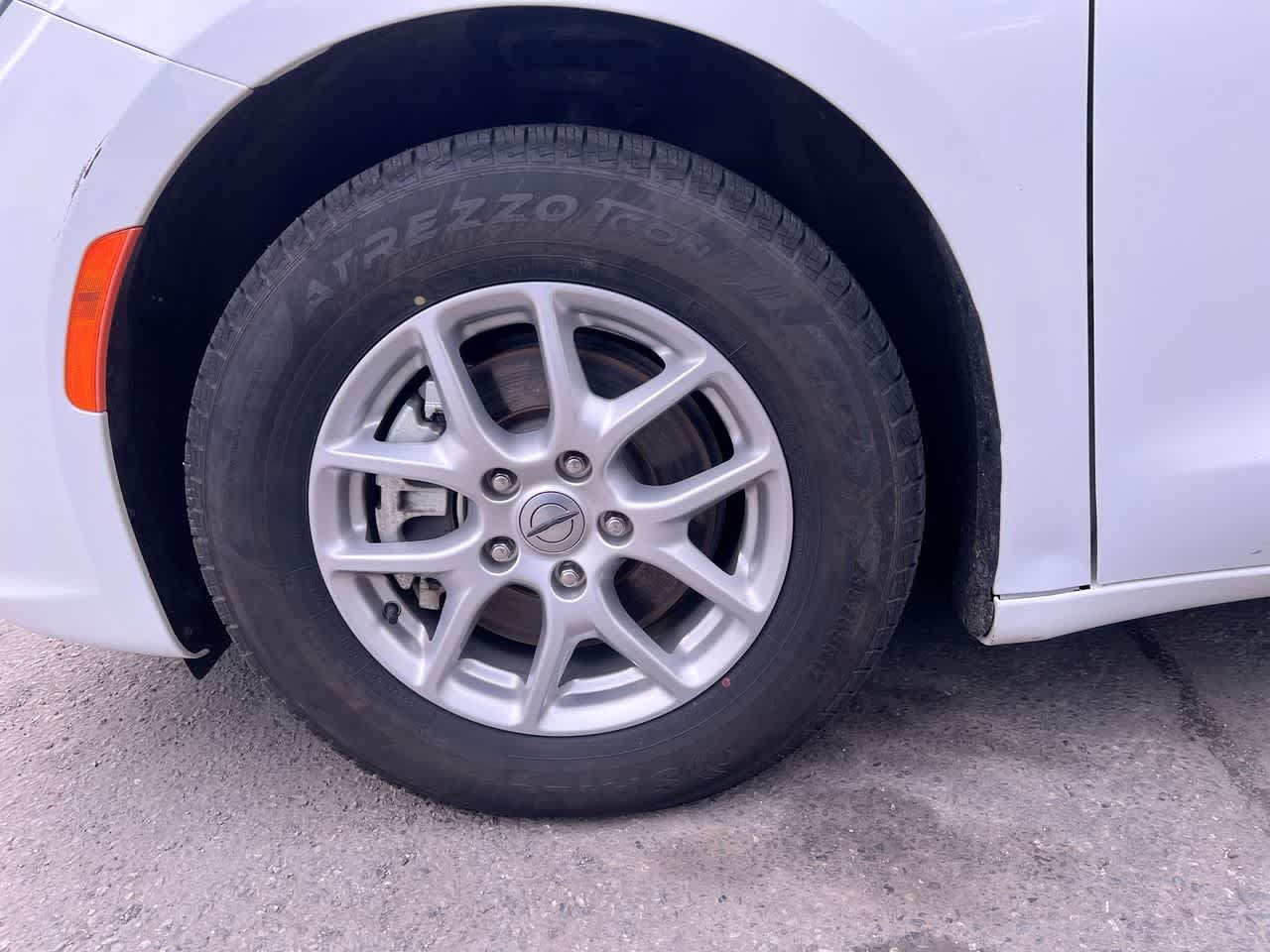 Used 2024 Chrysler Pacifica Touring-L FWD image 10
