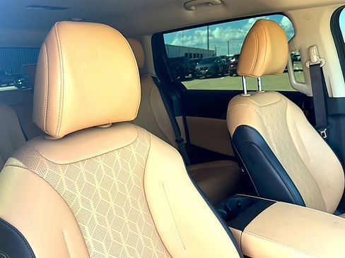 Used 2024 Kia Carnival LX image 25