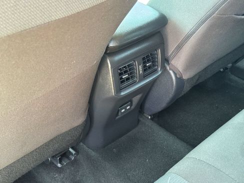Used 2025 Toyota RAV4 XLE AWD/4WD image 38