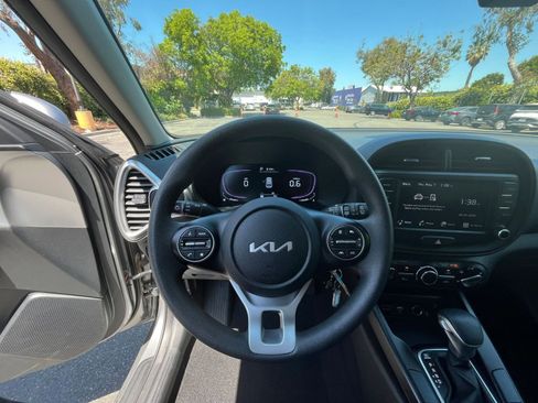 Used 2025 Kia Soul LX w/ LX Technology Package FWD image 32