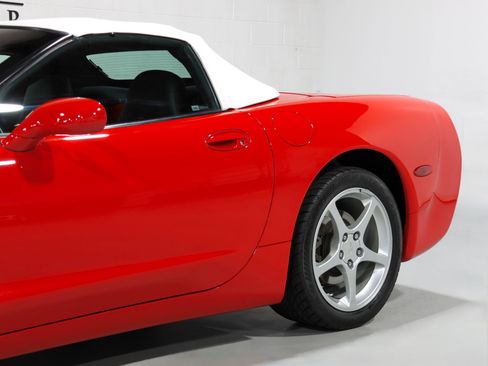 Used 2004 Chevrolet Corvette Convertible w/ Preferred Equipment Group RWD image 28