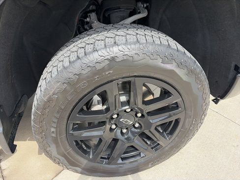 Used 2024 Chevrolet Silverado 1500 Custom Trail Boss w/ Dark Appearance Package AWD/4WD image 16