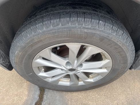 Used 2016 Nissan Rogue SV w/ SV Premium Package image 11