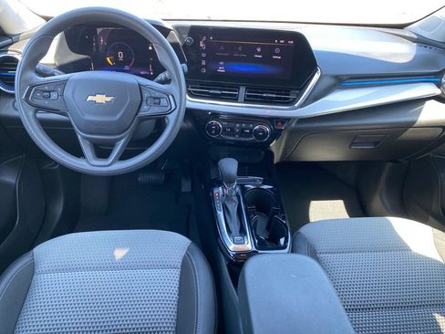 Used 2025 Chevrolet Trax LT FWD image 4