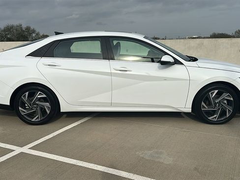 Used 2025 Hyundai Elantra Limited image 14