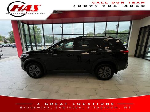 Used 2024 Nissan Pathfinder SV AWD/4WD image 2