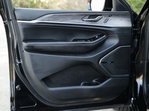 Used 2022 Jeep Grand Cherokee Overland w/ Luxury Tech Group IV image 30