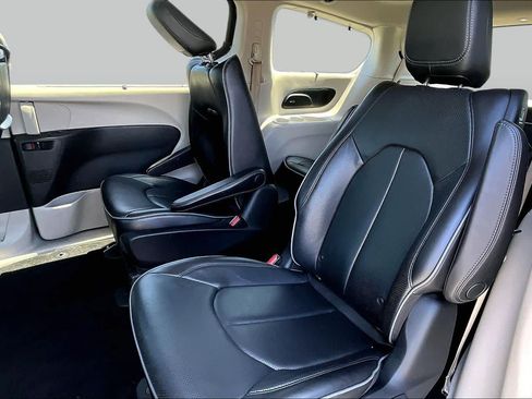 Used 2018 Chrysler Pacifica Limited w/ Advanced Safetytec Group FWD image 18