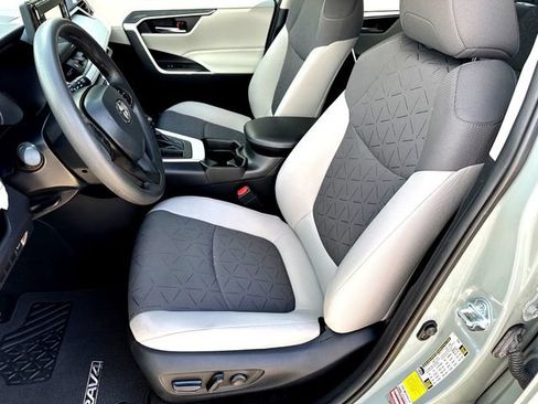 Used 2021 Toyota RAV4 XLE w/ Convenience Package FWD image 9