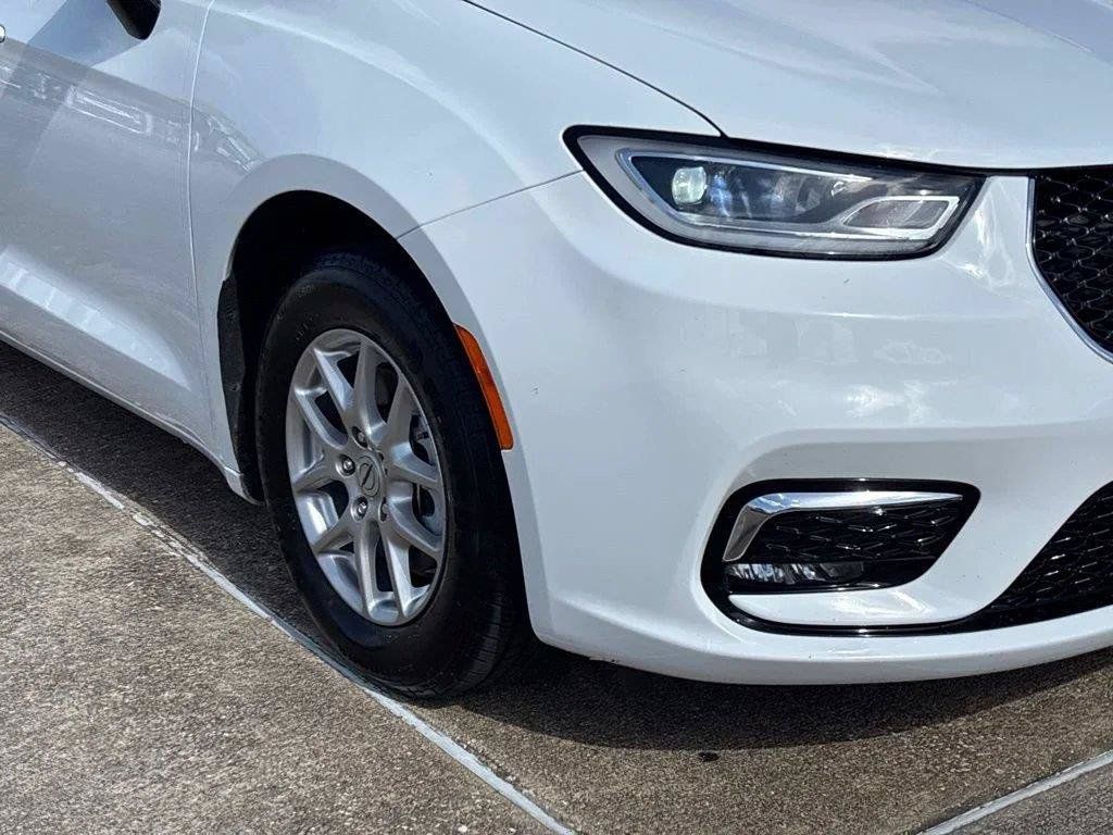 Used 2024 Chrysler Pacifica Touring-L FWD image 5