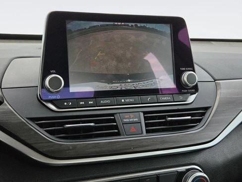 Used 2025 Nissan Altima 2.5 SV FWD image 15