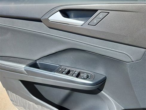 New 2025 Volkswagen Taos SE image 6
