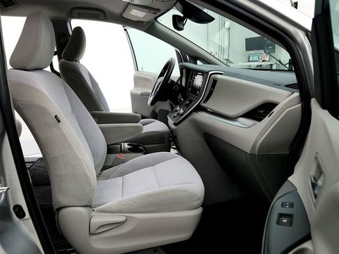 Used 2020 Toyota Sienna LE FWD image 17