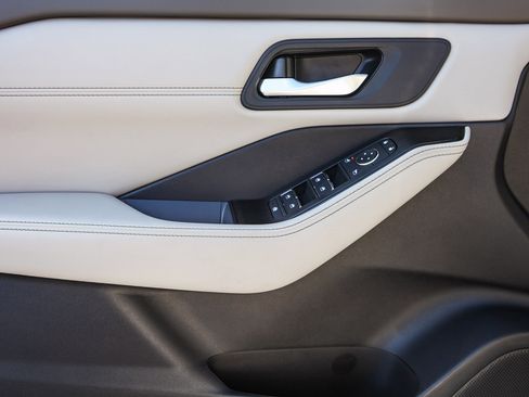 Used 2025 Nissan Rogue SL image 12