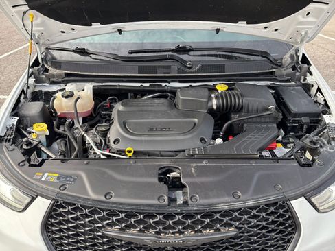 Used 2025 Chrysler Pacifica Limited image 37