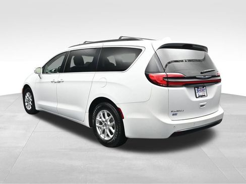 Used 2022 Chrysler Pacifica Touring-L FWD image 3