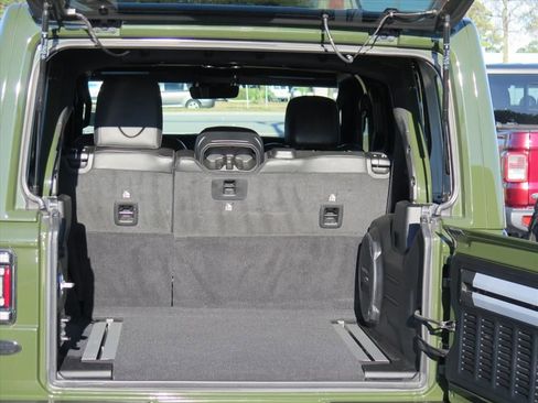 Used 2022 Jeep Wrangler Unlimited Rubicon w/ Xtreme Recon 35" Tire Package image 17