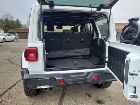 Used 2025 Jeep Wrangler Unlimited Sahara w/ Safety Group AWD/4WD image 19