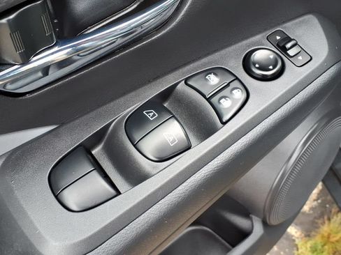 Used 2022 Nissan Kicks SR FWD image 17