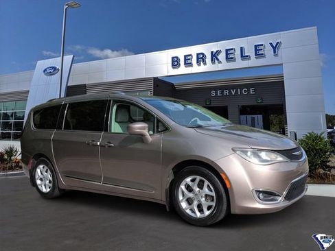 Used 2017 Chrysler Pacifica Touring-L Plus w/ Tire & Wheel Group FWD image 1