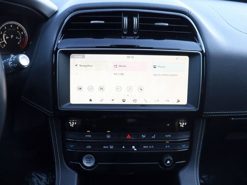 Used 2018 Jaguar F-PACE R-Sport image 32