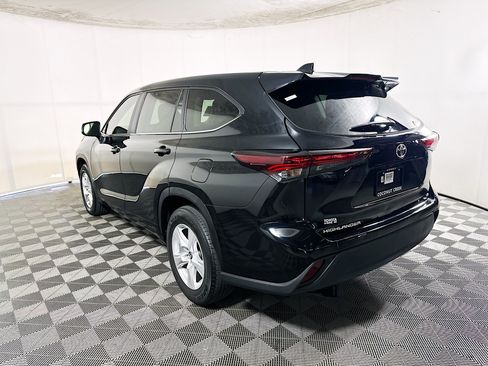 Used 2024 Toyota Highlander LE FWD image 5
