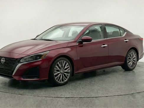 Used 2025 Nissan Altima 2.5 SV FWD image 3
