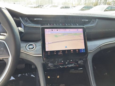 Used 2024 Jeep Grand Cherokee Limited w/ Luxury Tech Group II image 32