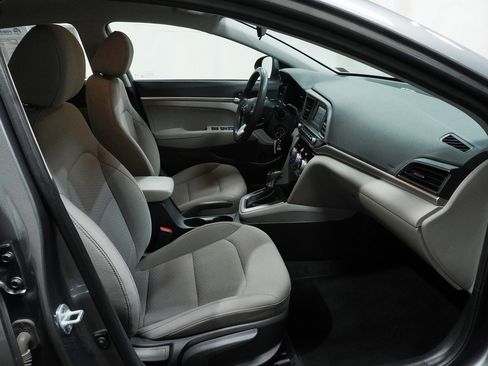 Used 2019 Hyundai Elantra SE image 11