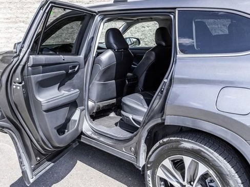 Used 2023 Toyota Highlander XLE AWD/4WD image 22