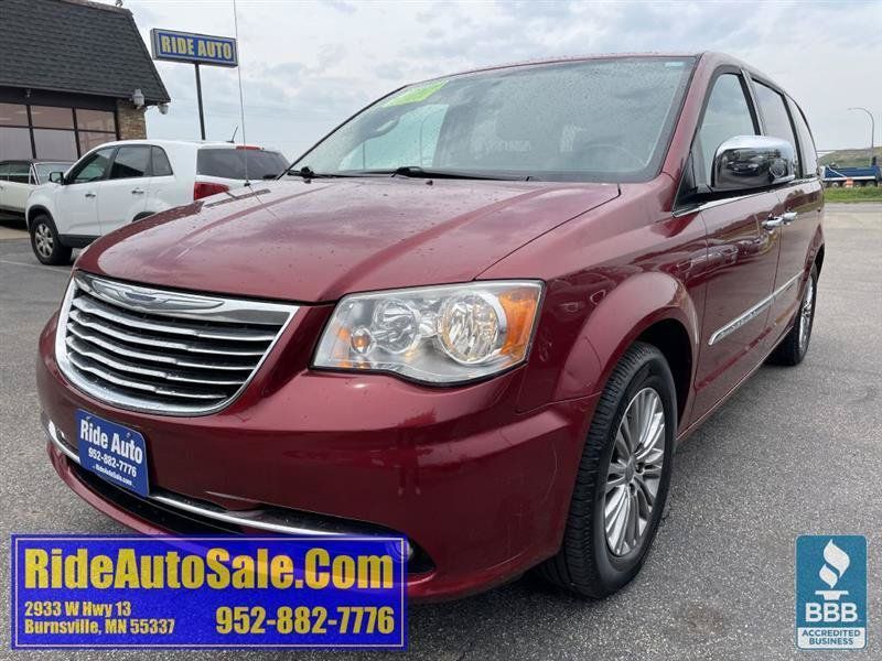 Used 2013 Chrysler Town & Country Touring-L w/ Driver Convenience Group FWD image 1