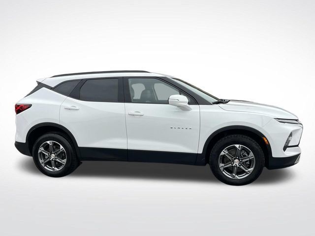 Used 2024 Chevrolet Blazer LT FWD image 2