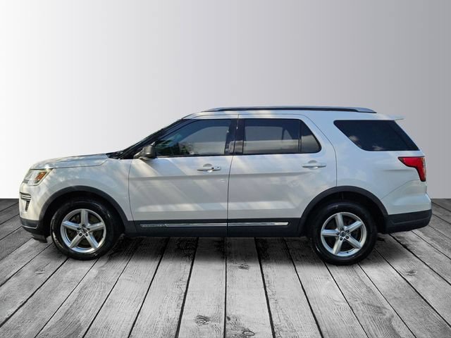Used 2018 Ford Explorer XLT FWD image 2