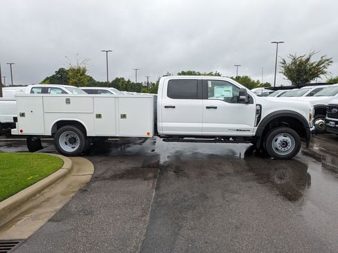 New 2025 Ford F550 4x4 Crew Cab image 3