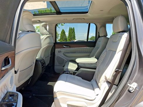Used 2022 Jeep Grand Cherokee L Summit w/ Luxury Tech Group V AWD/4WD image 10
