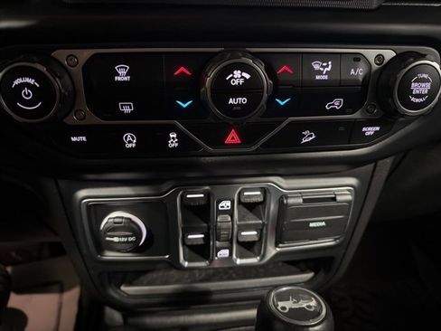 Used 2020 Jeep Wrangler Unlimited Sahara image 35