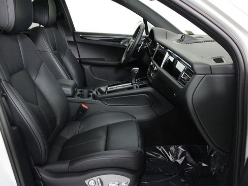 Used 2025 Porsche Macan image 31