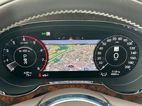 Used 2025 Bentley Bentayga image 30