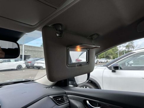 Used 2019 Nissan Rogue SV w/ Premium Package AWD/4WD image 17